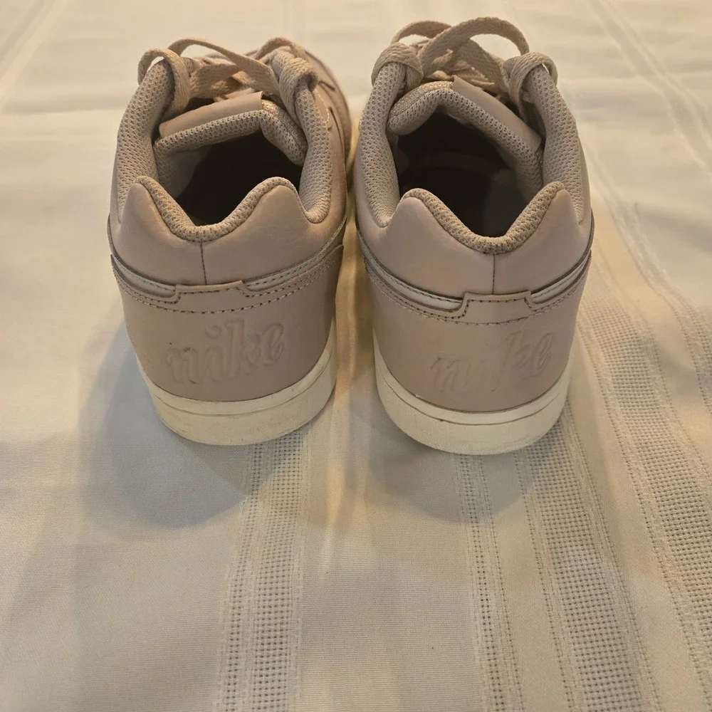 Nike Women`s Ebernon Low AQ1779-200 Particle Beige/Desert Sand/Pink  size 9.5